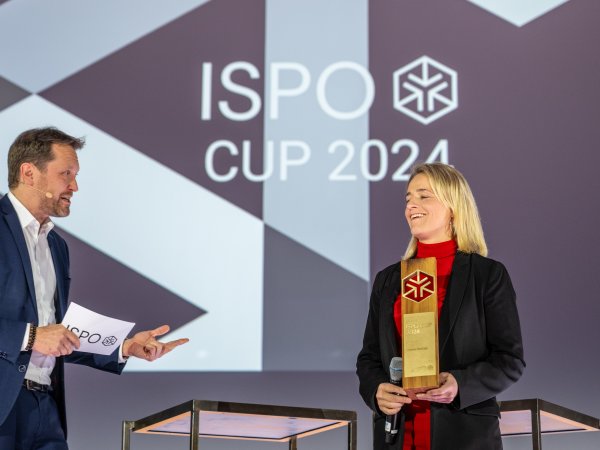 ISPO Cup Verleihung 2024, Verena Bentele (ehem, deutsche Biathletin und Skilangläuferin) nimmt den ISPO Cup von Stefan Rummel (CEO Messe München) entgegen.